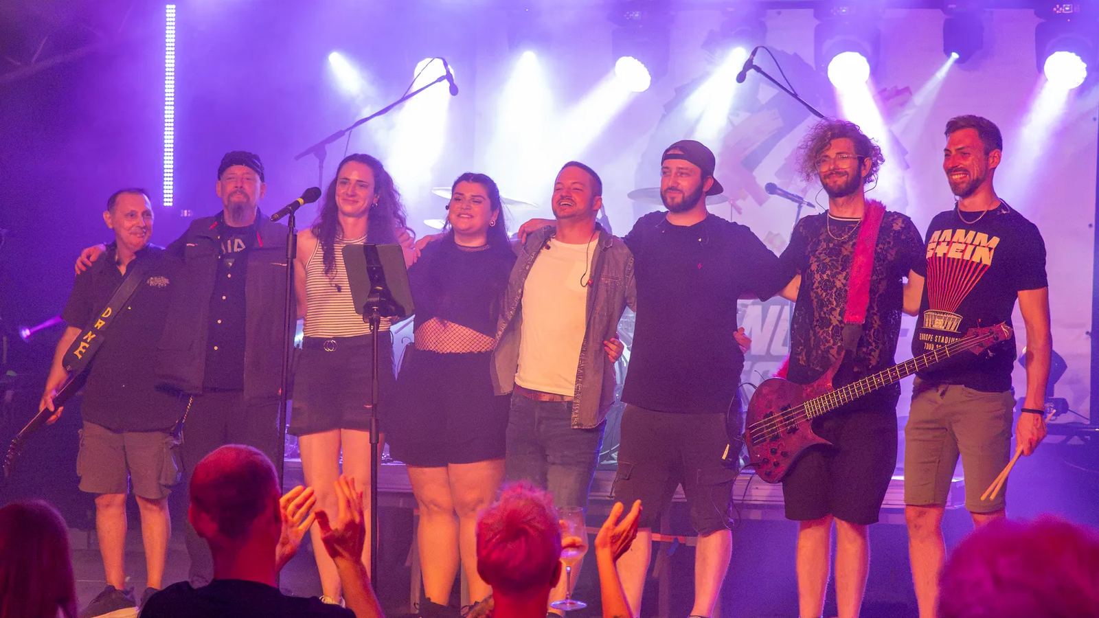 Die komplette Band Change of Direction beim Schlussapplaus auf der Bühne